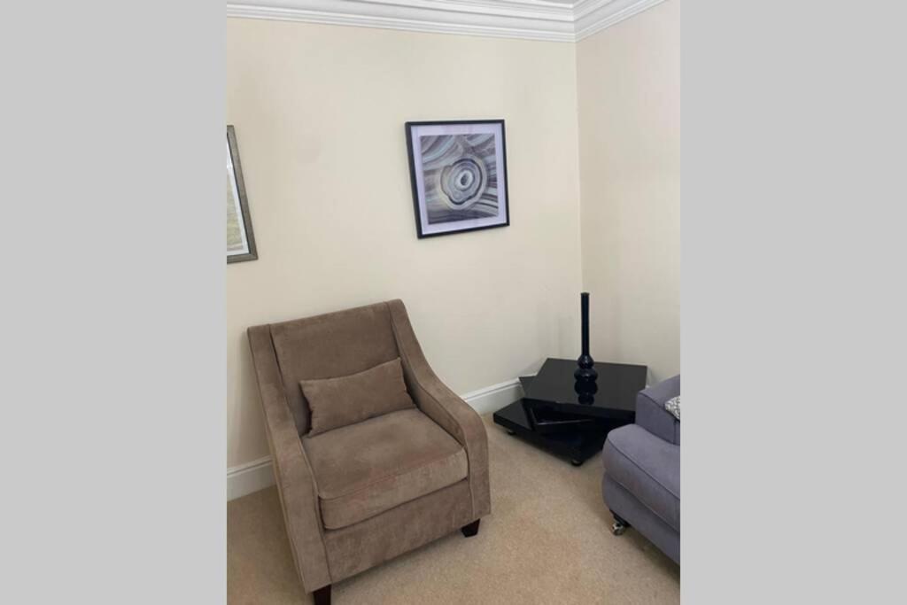 Central Spacious City Apartment Durham Bagian luar foto